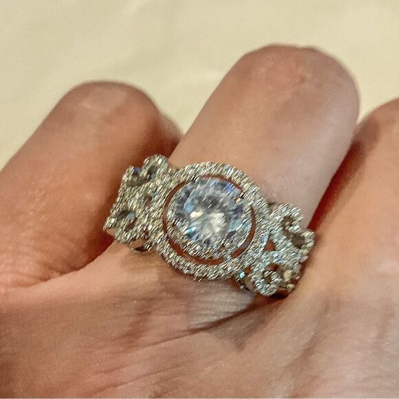 Gorgeous Wedding Ring - Picture 6 of 7